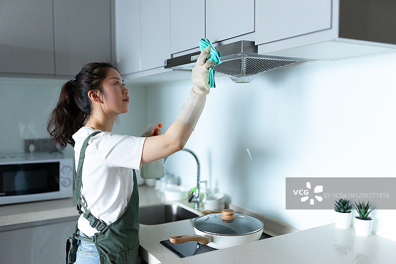 女人清洁厨房台面图片素材