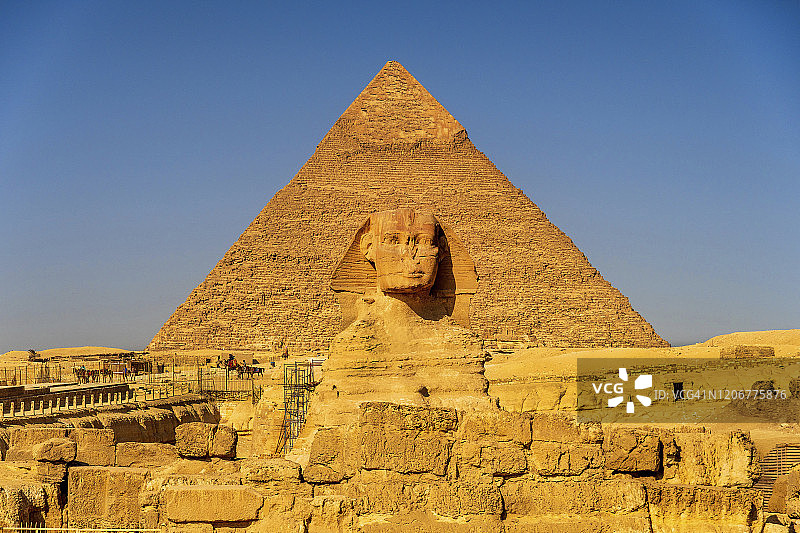 吉萨大狮身人面像，背景是哈夫拉金字塔图片素材