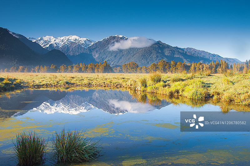 风景秀丽的马西森湖福克斯冰川镇南阿尔卑斯山山谷新西兰图片素材