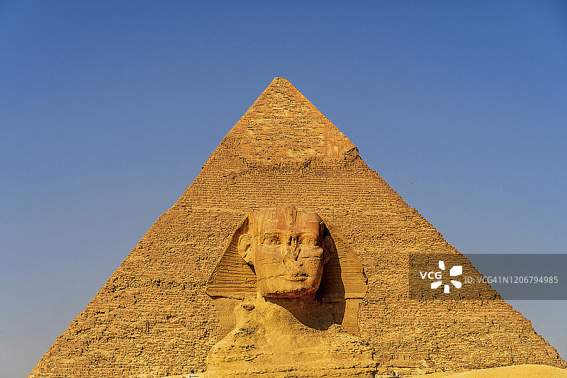 吉萨大狮身人面像，背景是哈夫拉金字塔图片素材