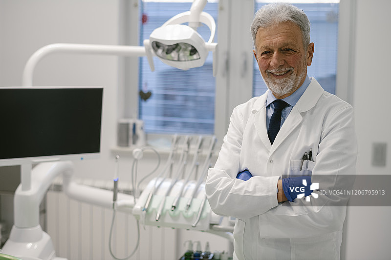 和蔼可亲的家庭牙医照片图片素材