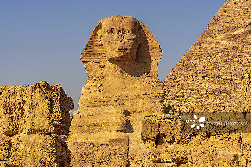 吉萨大狮身人面像，背景是哈夫拉金字塔图片素材