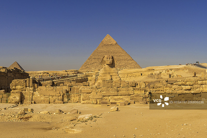 吉萨大狮身人面像，背景是哈夫拉金字塔图片素材