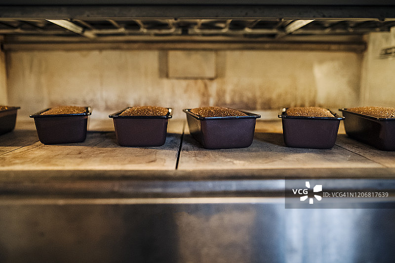 烤箱里烘烤的黑麦面包图片素材