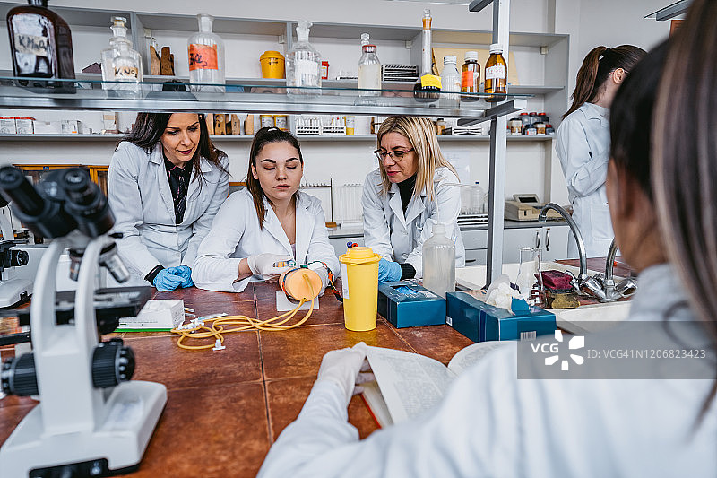 医学生学习采血图片素材