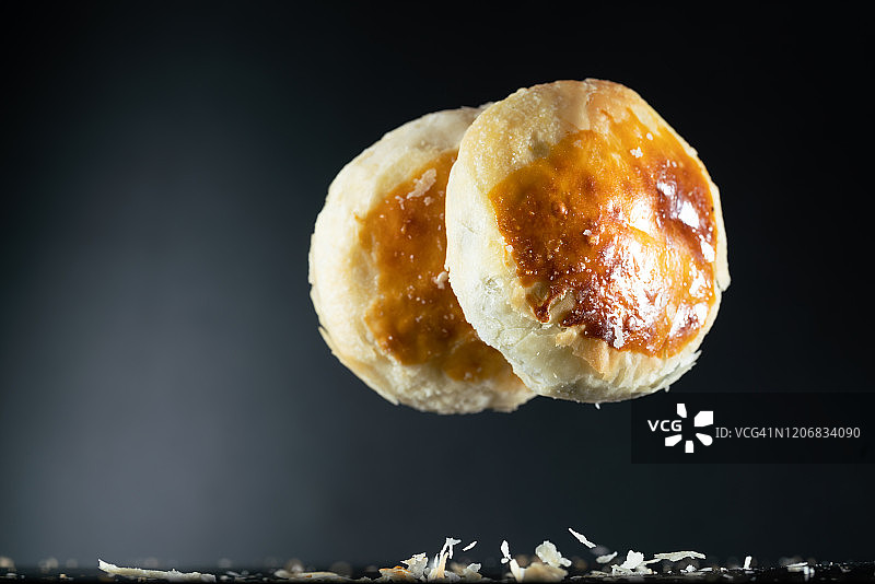 凌空飞起的老婆饼（高速同步拍摄）图片素材