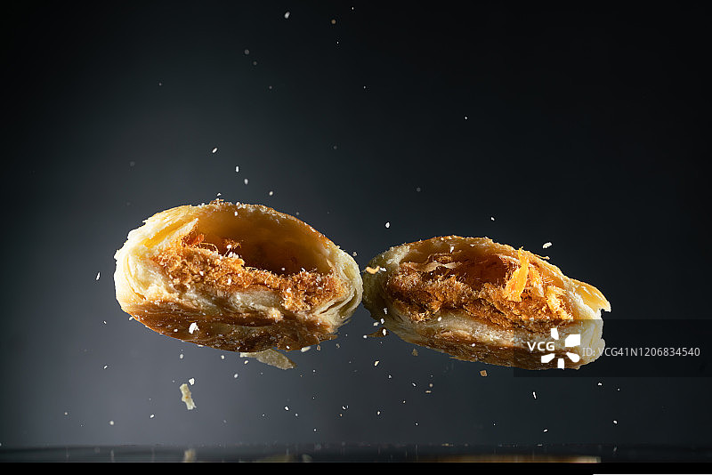 凌空飞起的老婆饼（高速同步拍摄）图片素材