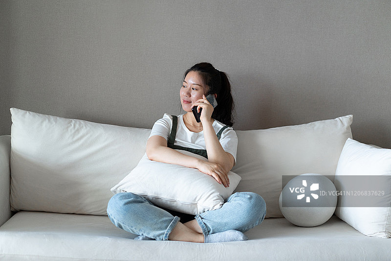 在家使用智能手机的女人图片素材