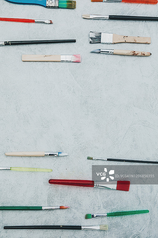 灰色画布上的脏画笔（俯视）图片素材