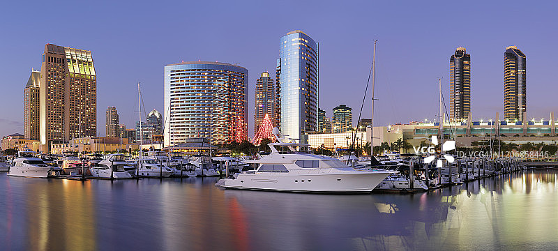 圣地亚哥 - 摩天大楼+码头图片素材