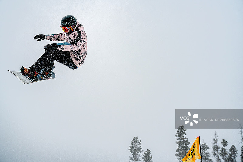 科罗拉多州雪天滑雪场上的年轻滑雪者图片素材