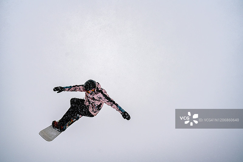 科罗拉多州雪天滑雪场上的年轻滑雪者图片素材