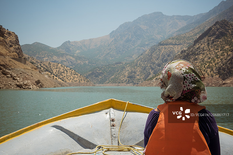 在伊朗西部库尔德斯坦省哈吉杰水库乘船的游客图片素材
