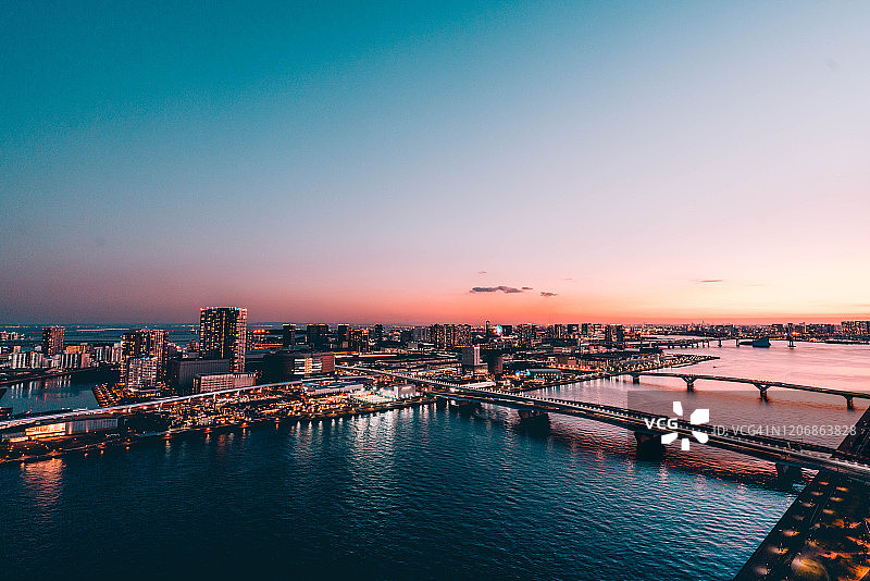 黄昏时分的东京海滨天际线图片素材