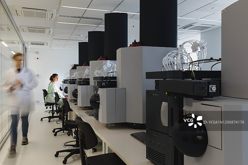 科学家在繁忙的实验室中使用尖端技术图片素材