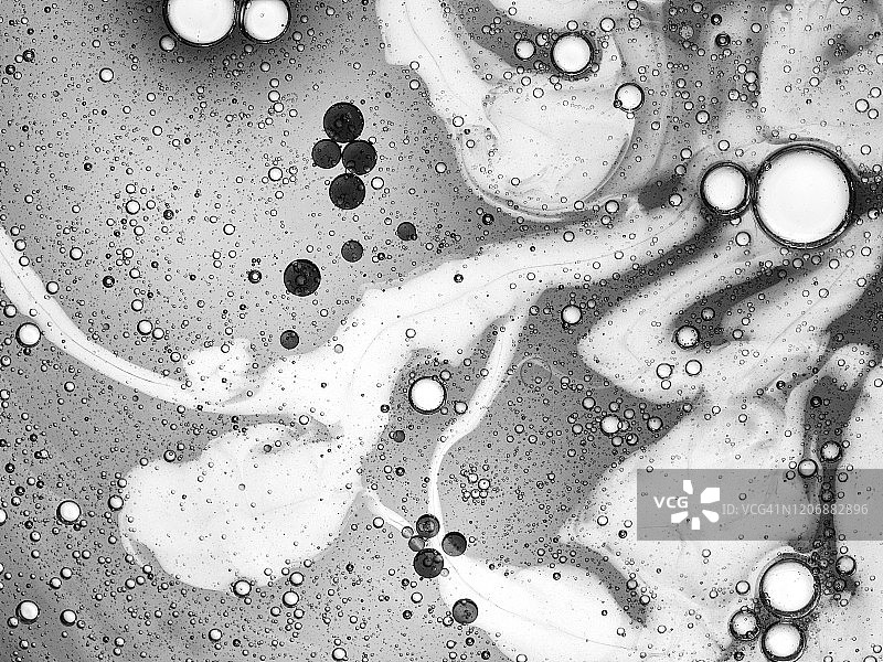 金属液体上气泡和水滴形成的抽象形状和纹理图片素材