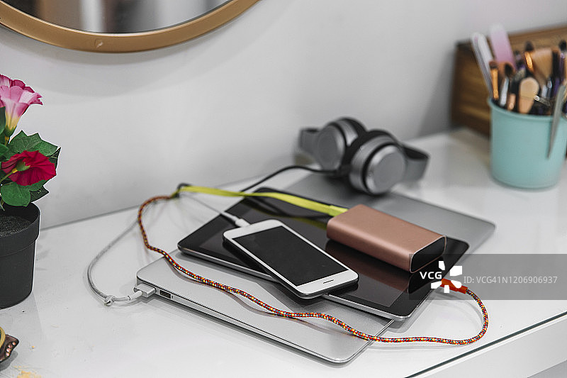 青少年科技设备充电中图片素材