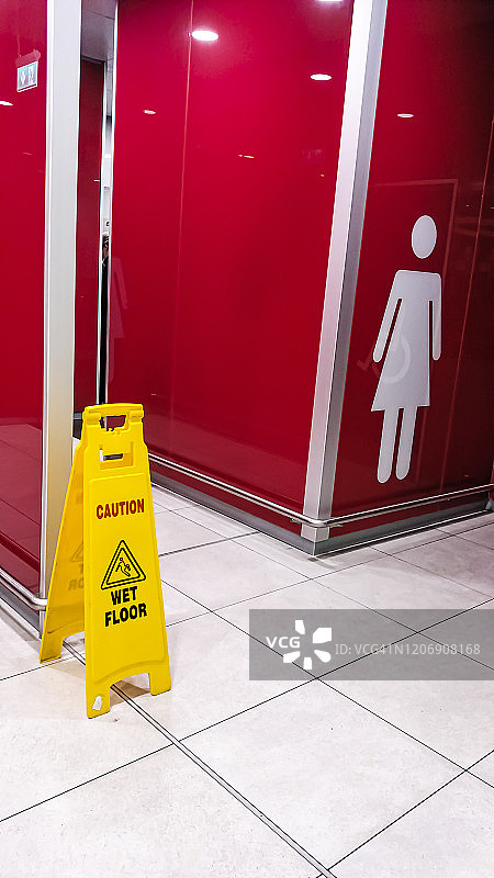 女厕入口湿滑地面警告标志图片素材
