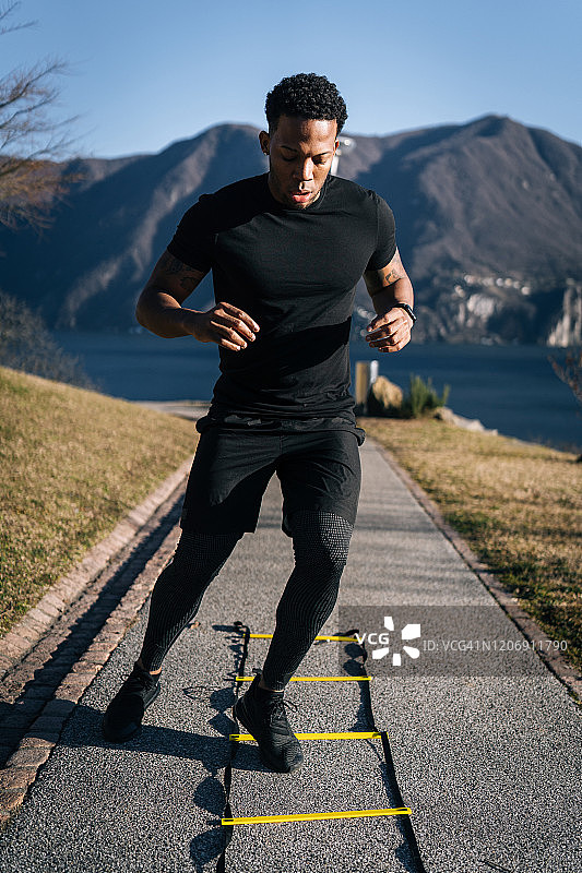 男人在清晨的阳光下进行户外训练图片素材