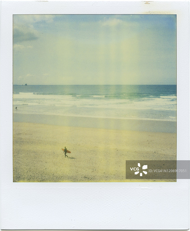 海滩和冲浪者的宝丽来照片图片素材