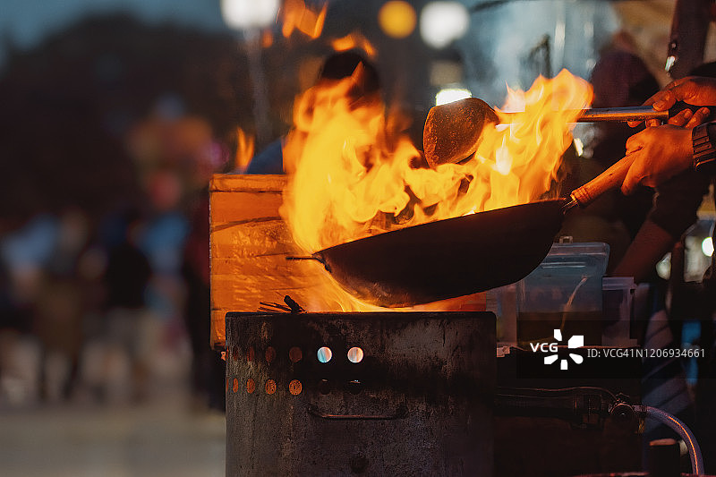 在燃烧的火焰中煎锅图片素材