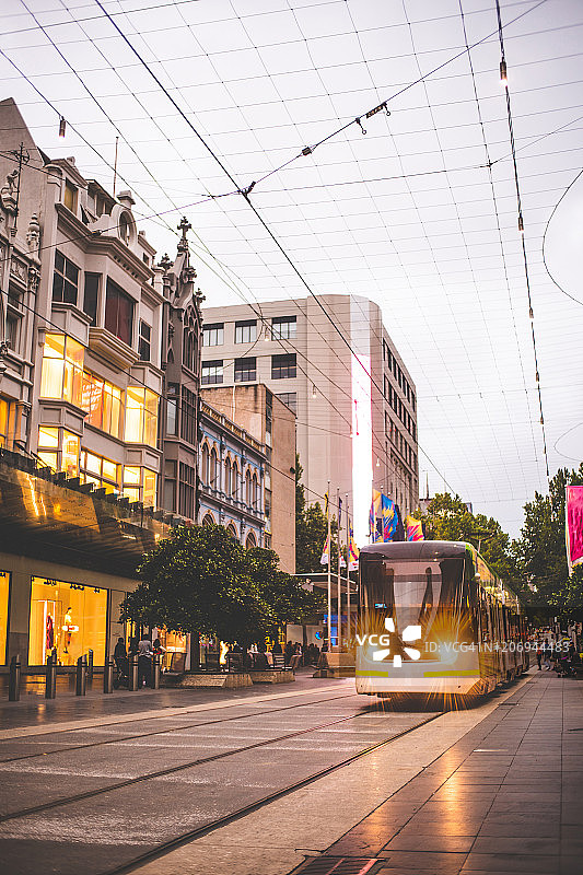 墨尔本伯克街购物中心的有轨电车图片素材