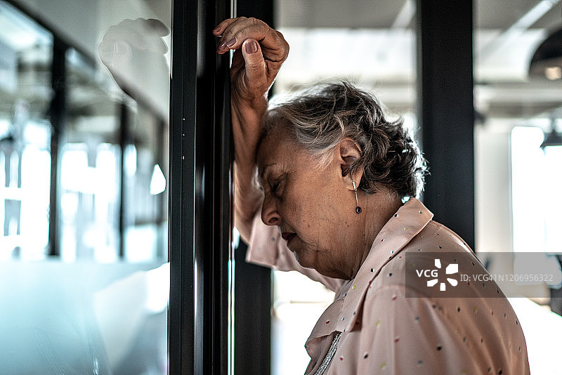 在办公室走廊焦虑的年长女商人图片素材