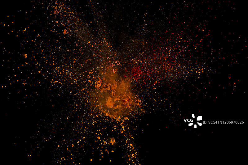 彩色粉末爆炸（黑色背景隔离）图片素材