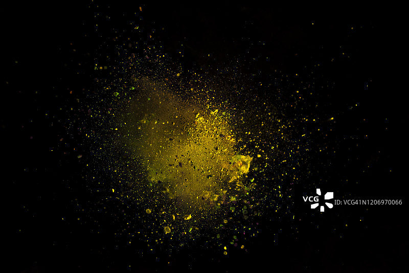 黑色背景上的彩色粉末爆炸图片素材