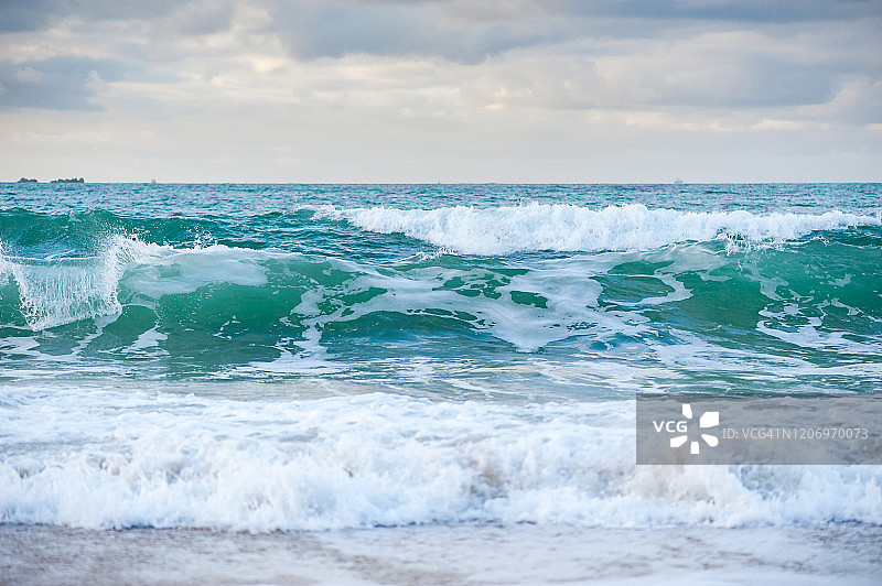 圣马洛海滩风暴中的海浪图片素材
