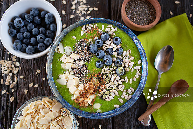 杏仁蓝莓奇亚籽葵花籽绿色冰沙碗图片素材