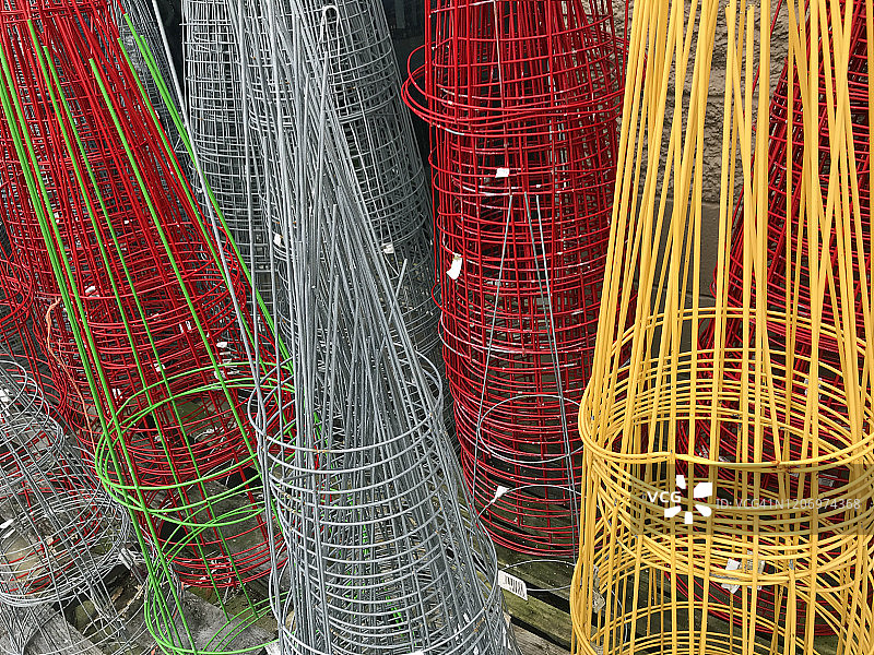 家装店出售的锥形金属线花架图片素材