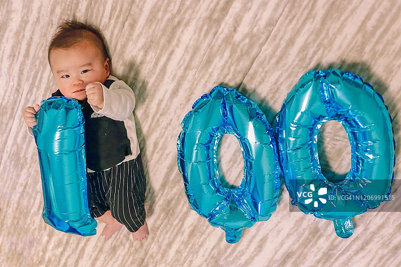 在家庆祝宝宝100天图片素材