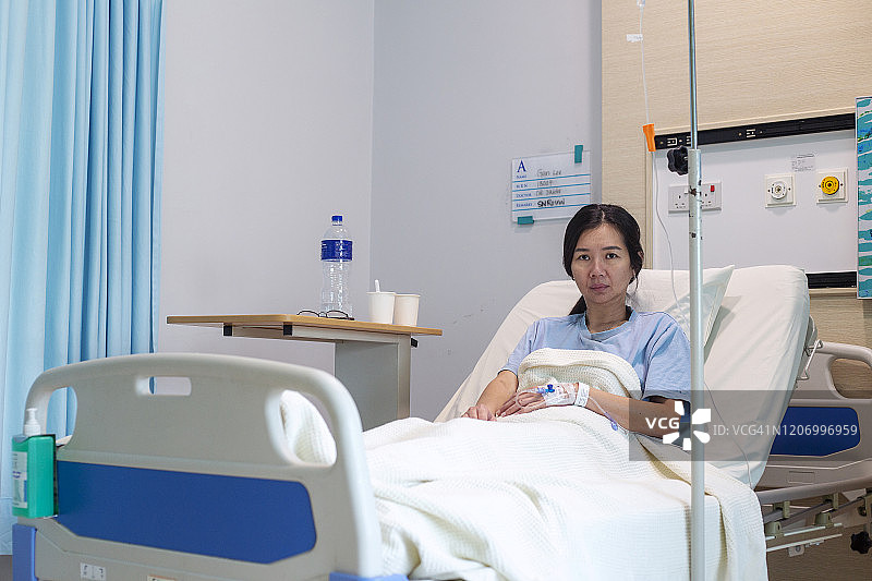 面带忧虑的病人躺在病床上图片素材