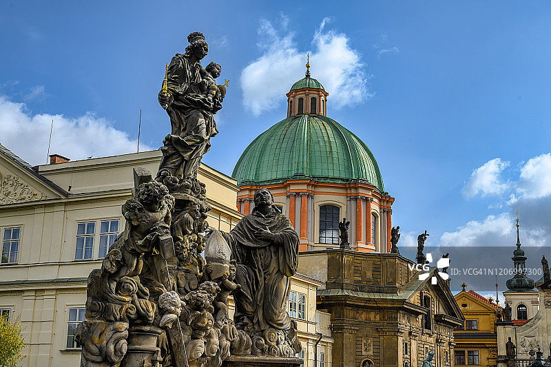 布拉格查理四世国王纪念碑附近的圣萨尔瓦多教堂和圣方济各教堂图片素材