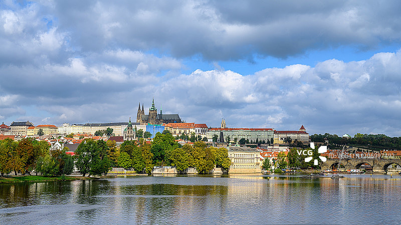 捷克布拉格日落时分雄伟的中世纪查理石桥图片素材