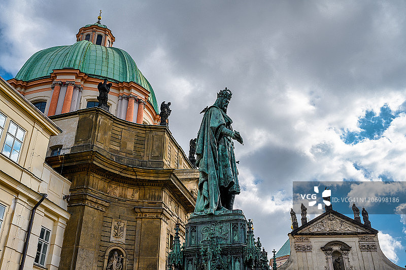 布拉格查理四世国王纪念碑附近的圣萨尔瓦多教堂和圣方济各教堂图片素材