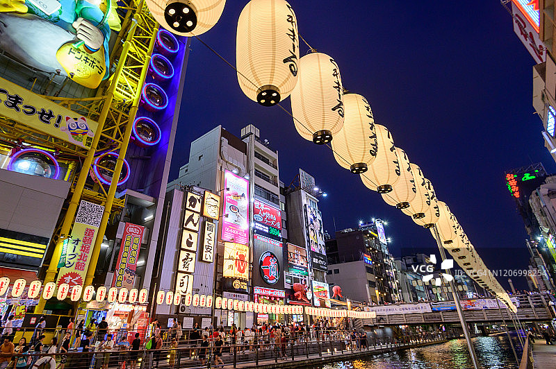 日本大阪夜晚的道顿堀河图片素材