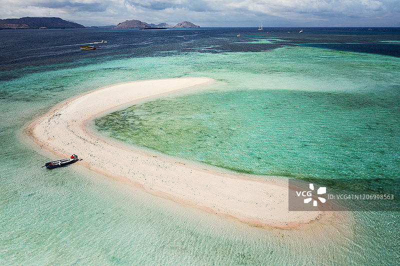 科莫多国家公园岛屿的孤独天堂沙洲，印度尼西亚鸟瞰图片素材