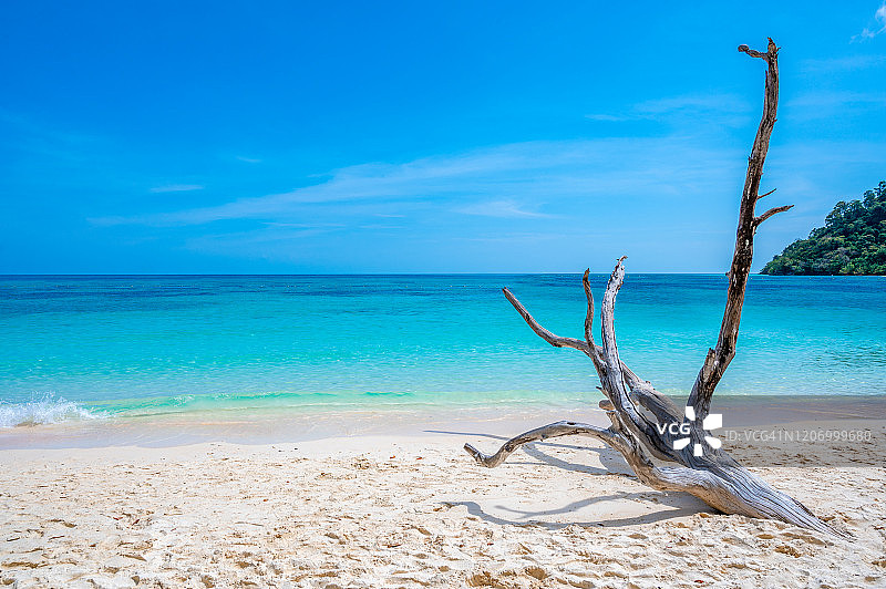 泰国甲米岛蔚蓝的海水图片素材