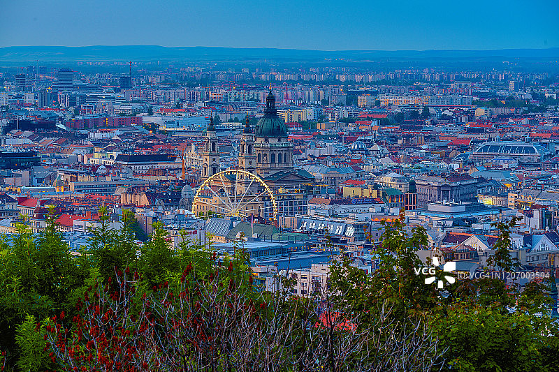 匈牙利布达佩斯国会大厦、链子桥和多瑙河日落图片素材
