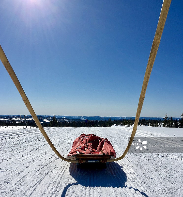 充满复活节氛围的滑雪橇图片素材