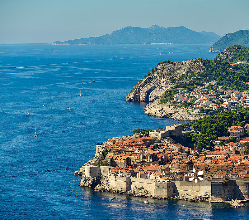 阳光明媚的一天，克罗地亚杜布罗夫尼克老城区的空中景色，有航海船只和停靠港图片素材