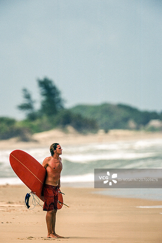 肯尼亚男子与冲浪板图片素材