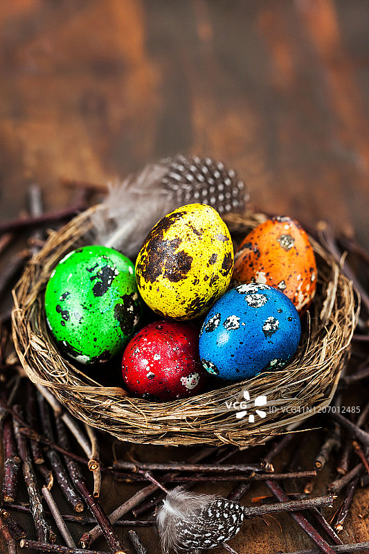 木制背景上的彩色复活节鹌鹑蛋图片素材