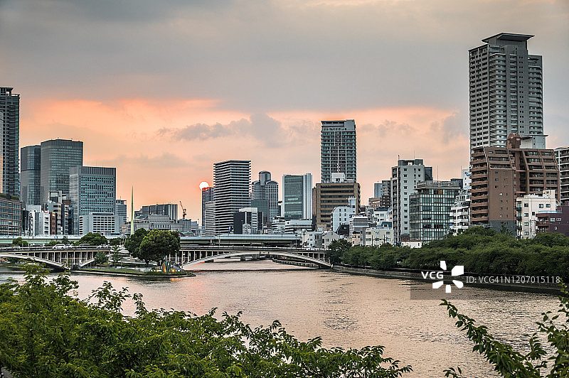 日落时分的日本大阪天际线图片素材