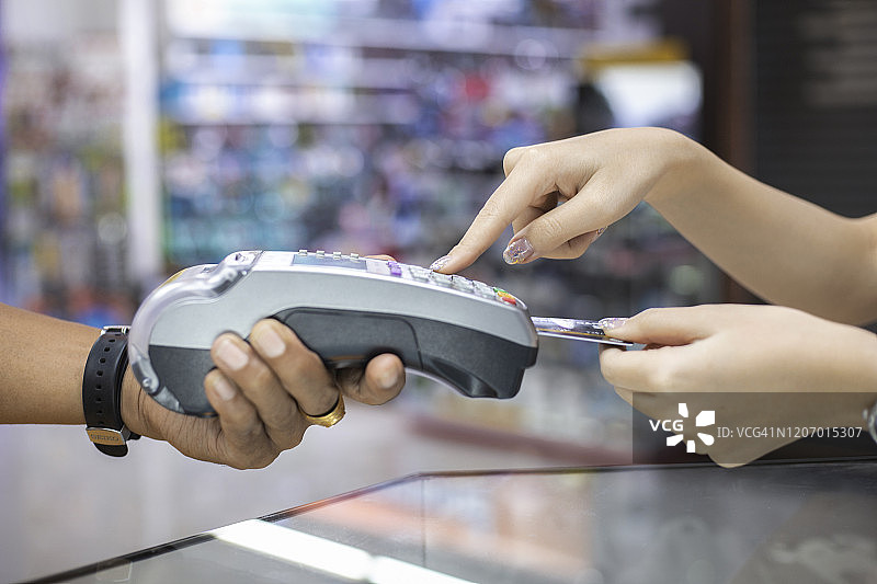 女士使用笔记本电脑进行信用卡在线支付购物图片素材