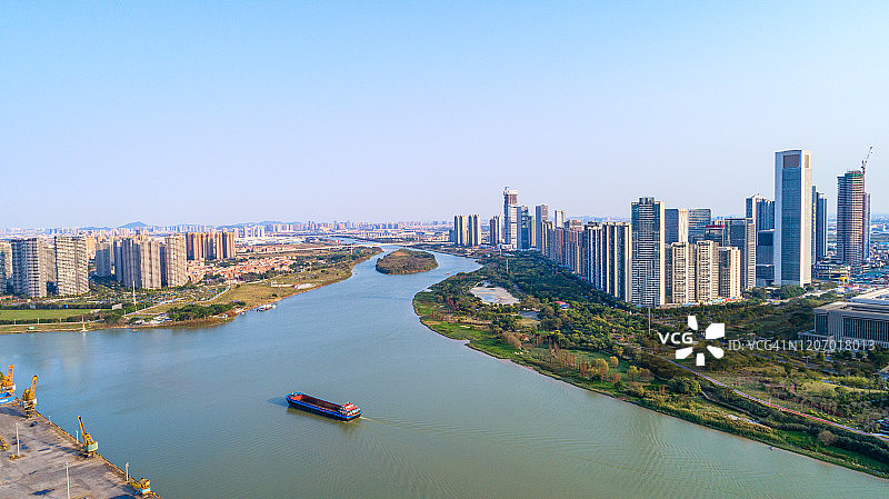 城市河两岸的建筑图片素材