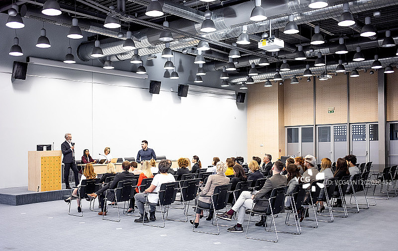 会议活动中的商务人士图片素材