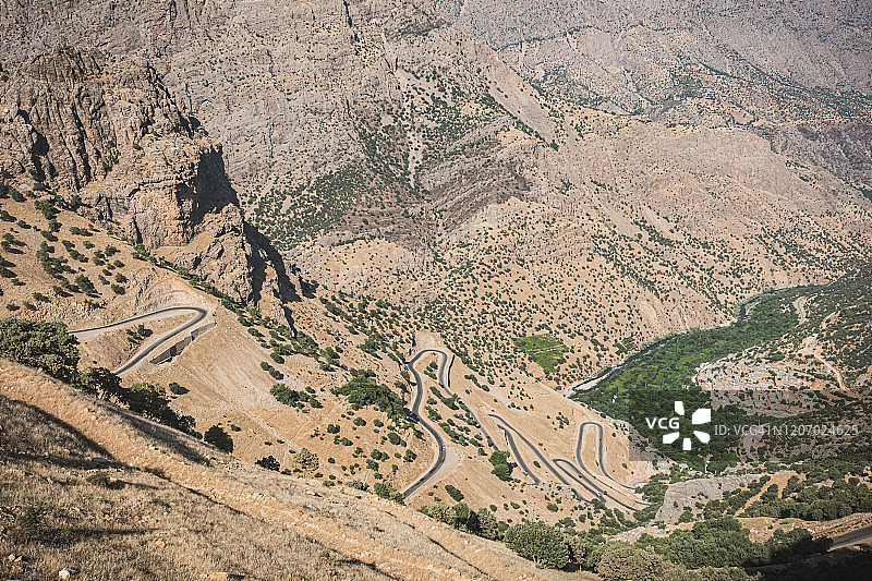 伊朗库尔德村庄附近的蜿蜒山路图片素材